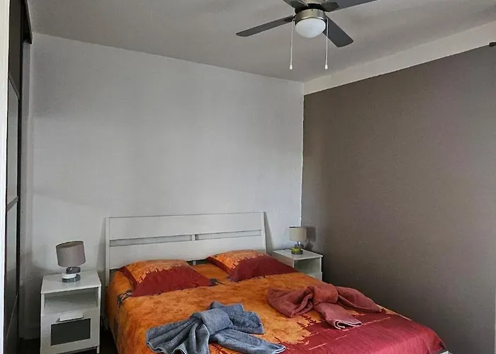 La Parenthese Hyeroise T3 Sur Le Port De *