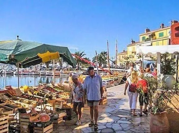 La Parenthese Hyeroise T3 Sur Le Port De *